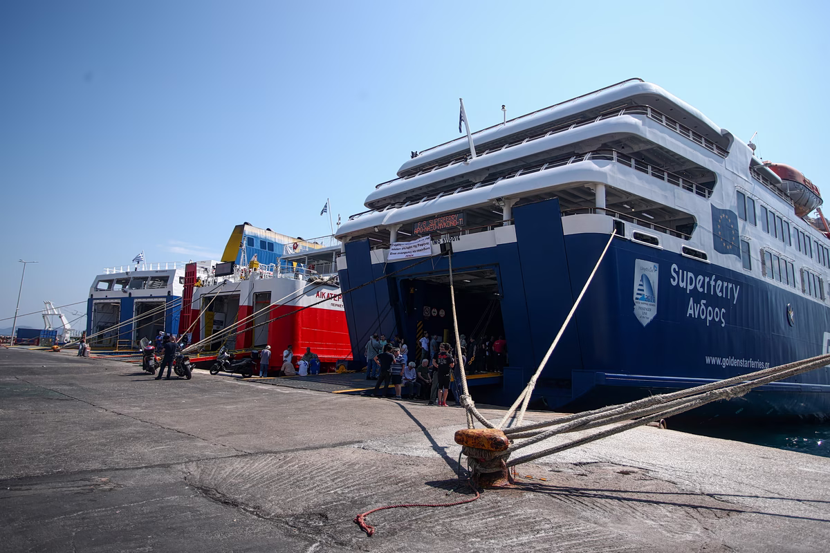 Οι θυελλώδεις άνεμοι στο Αιγαίο έφεραν απαγορευτικό απόπλου για τις Κυκλάδες από Ραφήνα