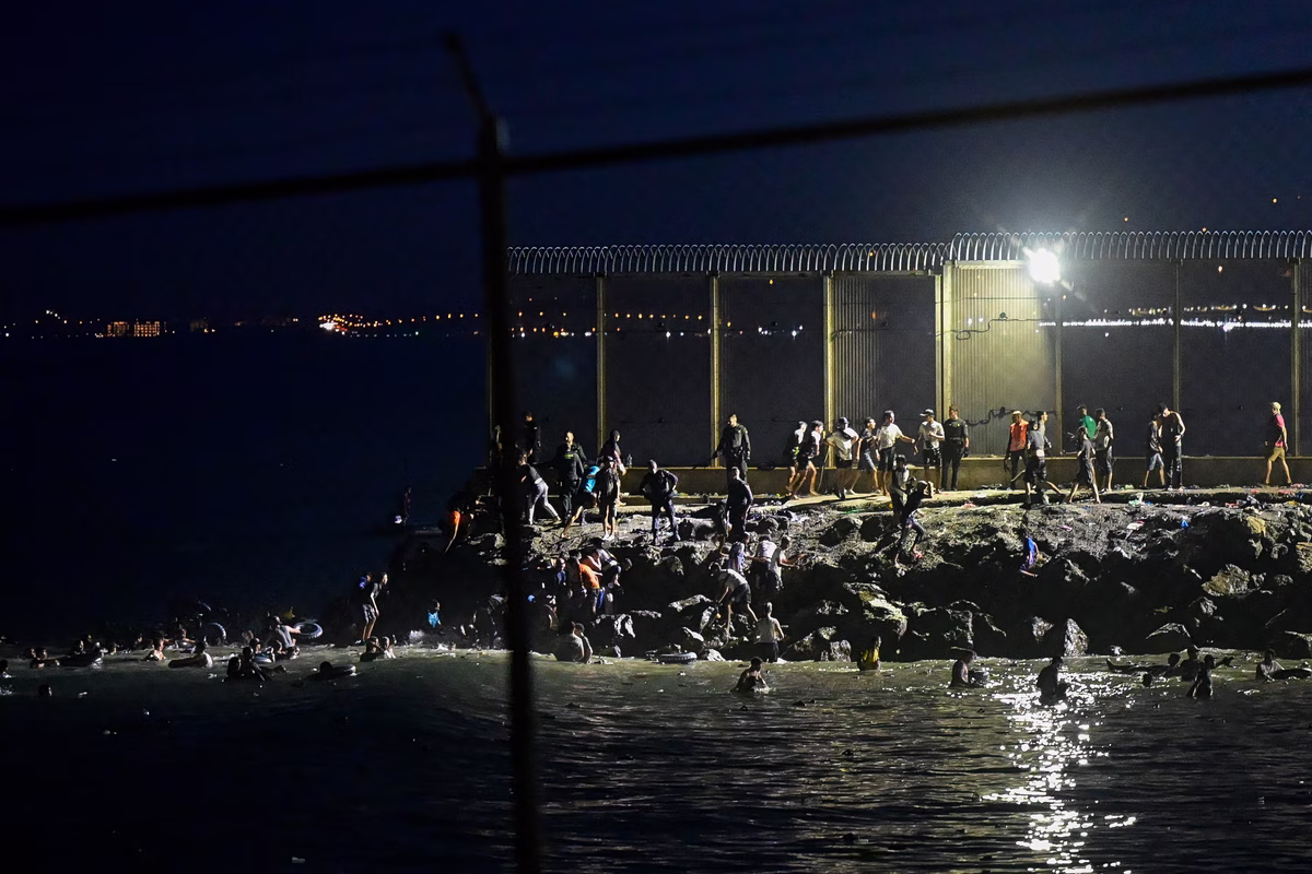 Χάος στη Θέουτα: Χιλιάδες μετανάστες πέρασαν στην Ισπανία, τουλάχιστον 18 νεκροί – Διπλωματική κρίση με την Ιταλία