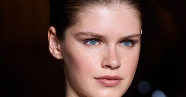Η skincare ρουτίνα των λίγων λεπτών που χαρίζει πιο φωτεινή επιδερμίδα ακόμη και χωρίς μακιγιάζ