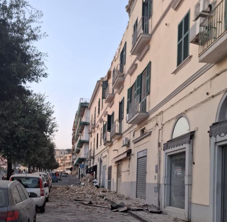 Σεισμός 4,7 βαθμών της κλίμακας Ρίχτερ κοντά στη Νάπολη προκάλεσαν σημαντικές ζημιές