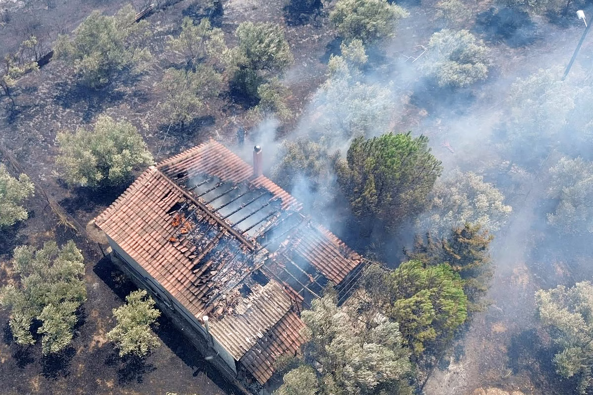 Αργολίδα: Σπίτια και περιουσίες στις φλόγες – Μάχη με τη φωτιά και τους θυελλώδεις ανέμους