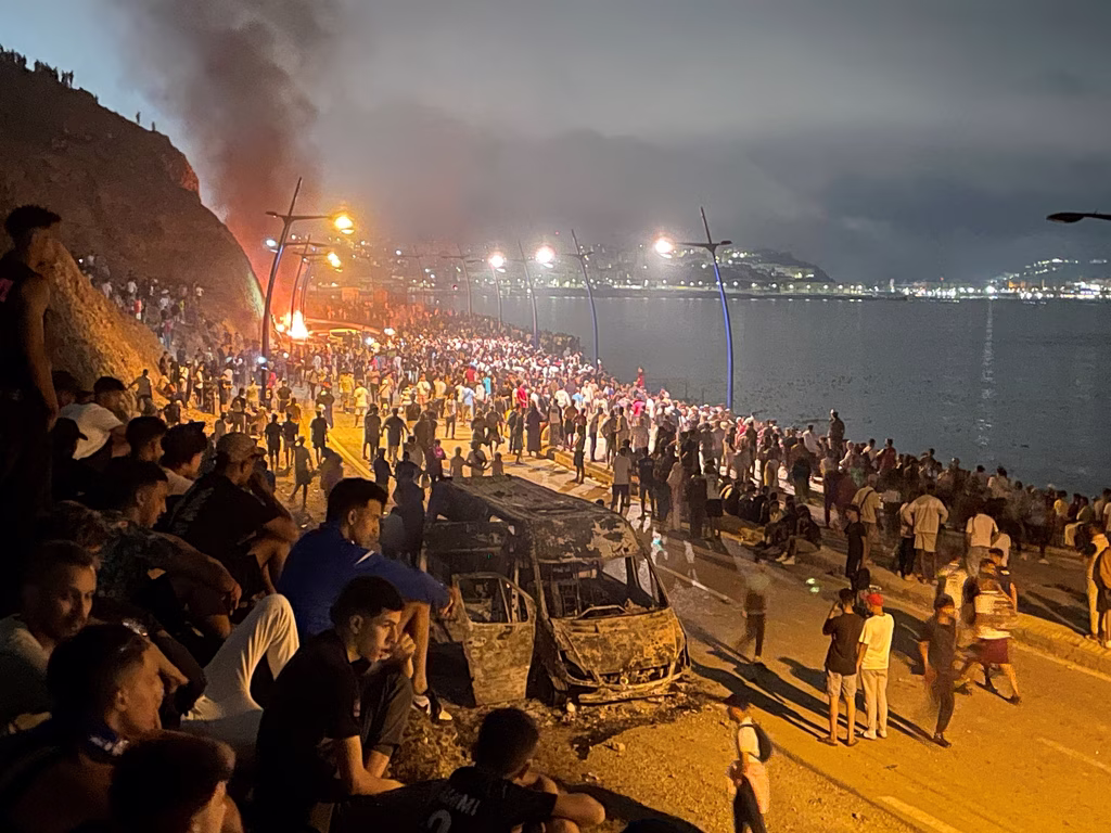 Θέουτα: Απόκαλυψη FT για το πρωτοφανές μεταναστευτικό κύμα – Οι «οδηγίες» από social media, οι διακινητές και η επιχείρηση μαζικής εισόδου