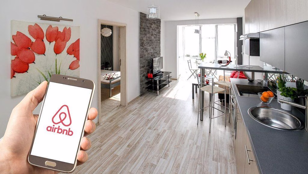 Airbnb στην Αθήνα: Διπλάσιες κλίνες από τα ξενοδοχεία – Οι γειτονιές με 700 τουρίστες ανά κάτοικο