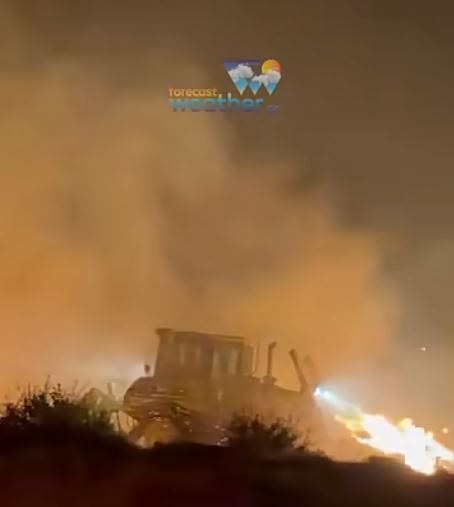 Φωτιά στα Μέγαρα: Χειριστής μηχανήματος επιχειρεί μέσα στις φλόγες – Συγκλονιστικό βίντεο