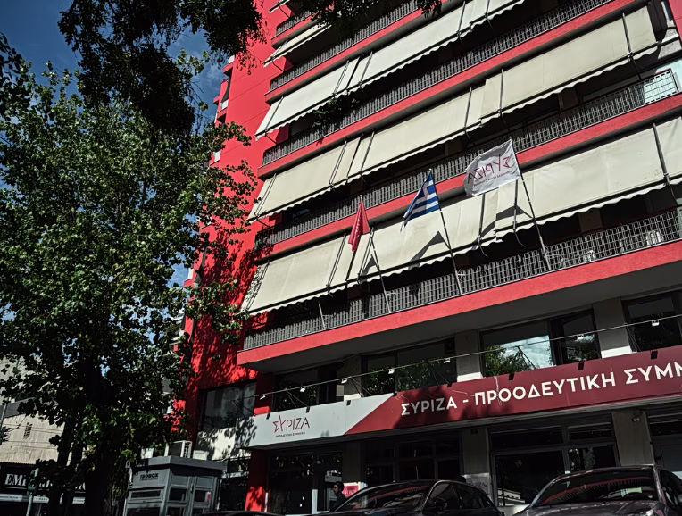 ΣΥΡΙΖΑ για Μητσοτάκη: Επιμένει στον αυτοθαυμασμό για την ετοιμότητα του κρατικού μηχανισμού, την ώρα που η χώρα μετρά νεκρούς πυροσβέστες