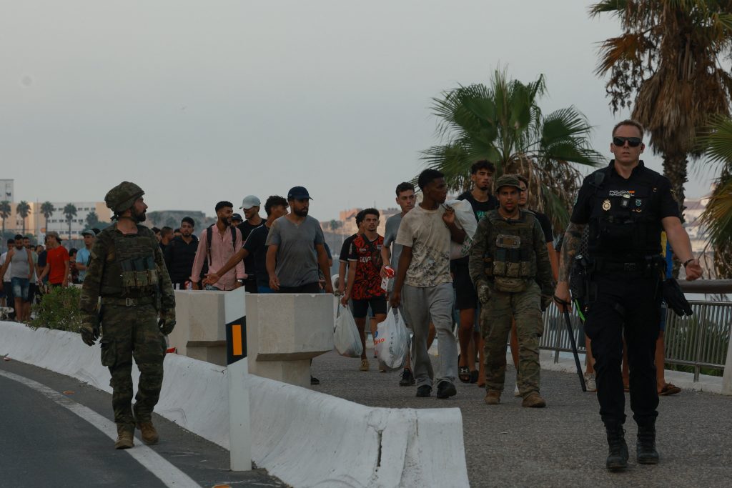 Εισβολή μεταναστών στη Θέουτα: Η κυβέρνηση του Μαρόκου παίρνει θέση με ανακοίνωσή της για τα αίτια