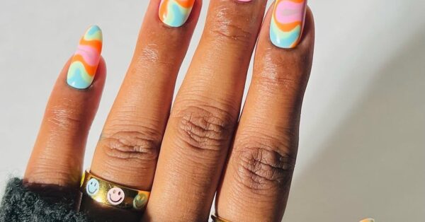 Pucci nails: Το πολύχρωμο μανικιούρ που φέρνει την πιο fun διάθεση του καλοκαιριού