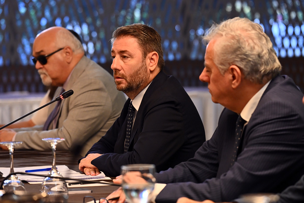 ΠΑΣΟΚ: Εξώδικα για το «μυστικό δείπνο», ζυμώσεις για μεταγραφές