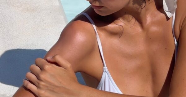 Baby oil: Γιατί δεν πρέπει με τίποτα να το χρησιμοποιήσετε για σκοπούς μαυρίσματος