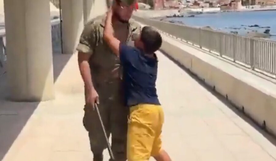 «Μη με γυρίσετε πίσω»: Η κραυγή 12χρονου στη Θέουτα που λύγισε αξιωματικό και σταμάτησε την επαναπροώθηση