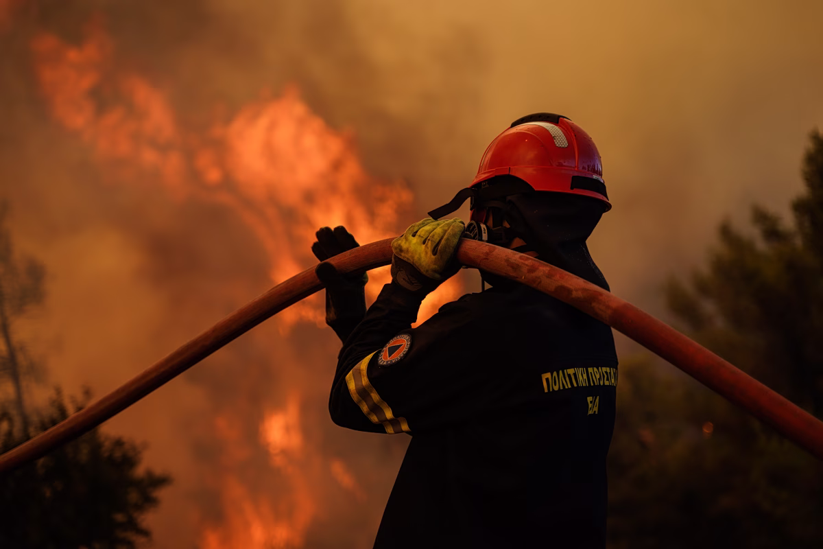 Κρήτη: Φωτιά σε χαμηλή βλάστηση στη Σητεία – Μήνυμα του 112