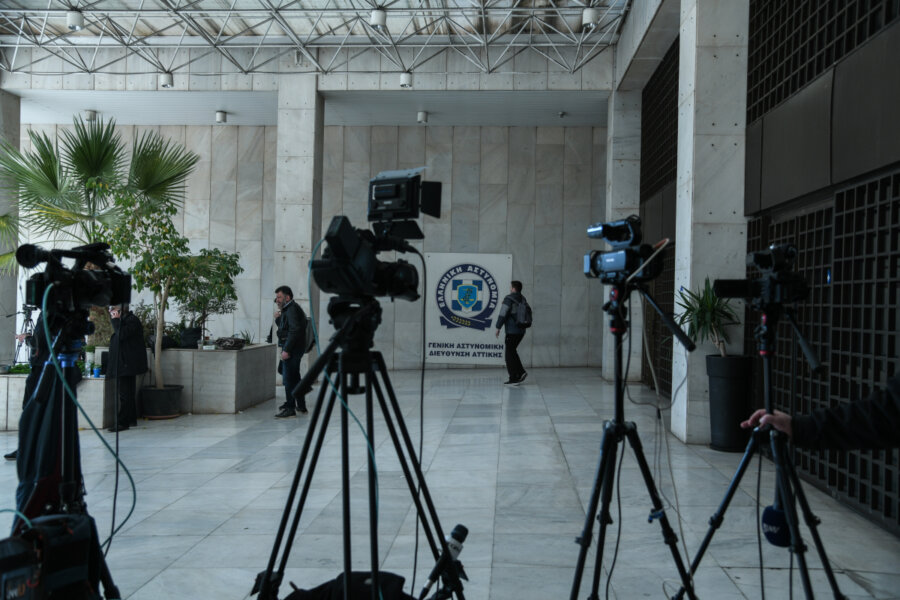 Marfin: Στη ΓΑΔΑ η 46χρονη που κατηγορείται για τον εμπρησμό – Το πρωί θα πάει στον εισαγγελέα