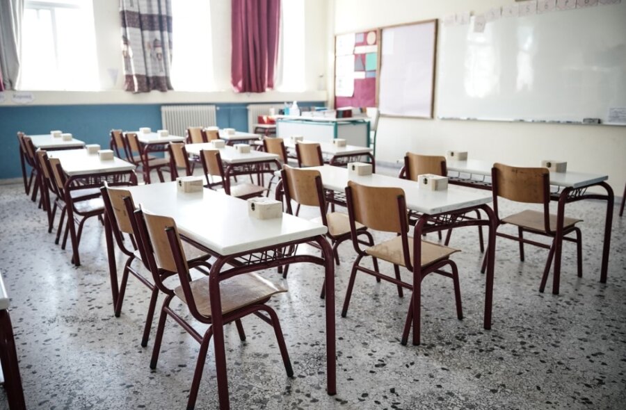 Άδειο σχολικό θρανίο