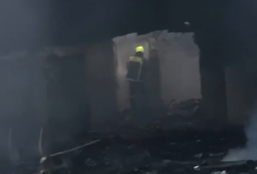 Φωτιά σε εγκαταλελειμμένο κτίριο στο Μοσχάτο – Καταστράφηκε ολοσχερώς