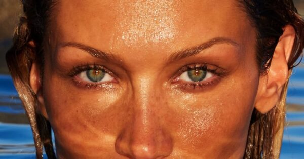 Η Bella Hadid μόλις επιβεβαίωσε ότι αυτή είναι το πιο κομψή απόχρωση ξανθού για το φετινό καλοκαίρι