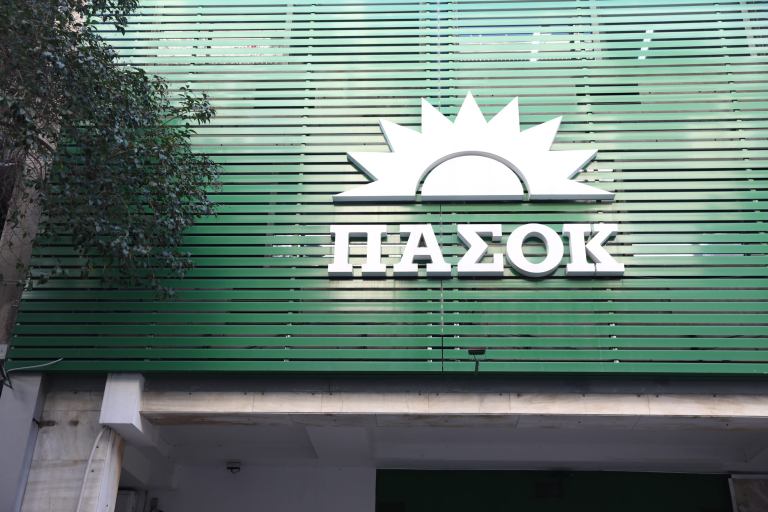 ΠΑΣΟΚ για υποκλοπές: «Οι σκιές μεγαλώνουν – Αίσθηση πως ένα αόρατο χέρι μπλοκάρει τη διαλεύκανση» – Βολές κατά κυβέρνησης και Δικαιοσύνης