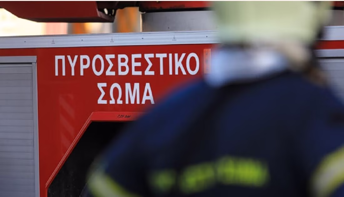Φωτιά σε ακατοίκητο κτίριο στην οδό Κουμουνδούρου – Απεγκλωβίστηκε ένα άτομο