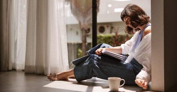 Οι «loneliness influencers» κάνουν τη μοναξιά να μοιάζει με τάση