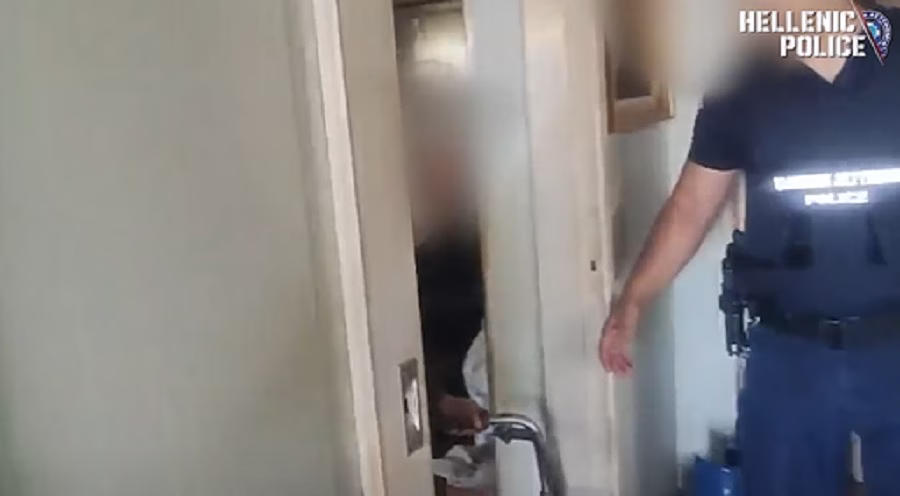 Βίντεο της ΕΛ.ΑΣ. από την απομάκρυνση ηλικιωμένης από τη φωτιά στον Κουβαρά