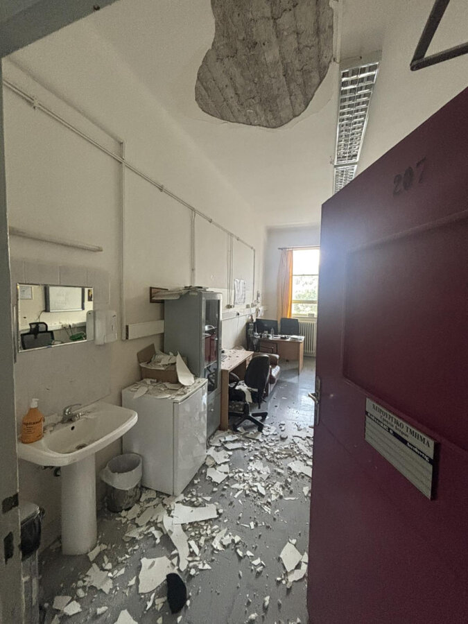 Κρήτη: Κατέρρευσε τμήμα οροφής σε γραφείο ιατρών στο Βενιζέλειο Νοσοκομείο - Σοκάρουν οι εικόνες
