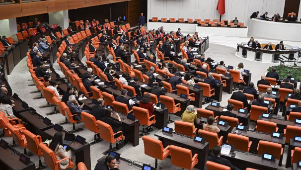 Τουρκία: Ψηφίστηκε ο «ιστορικός» νόμος για την κοινωνική επανένταξη των μαχητών του PKK