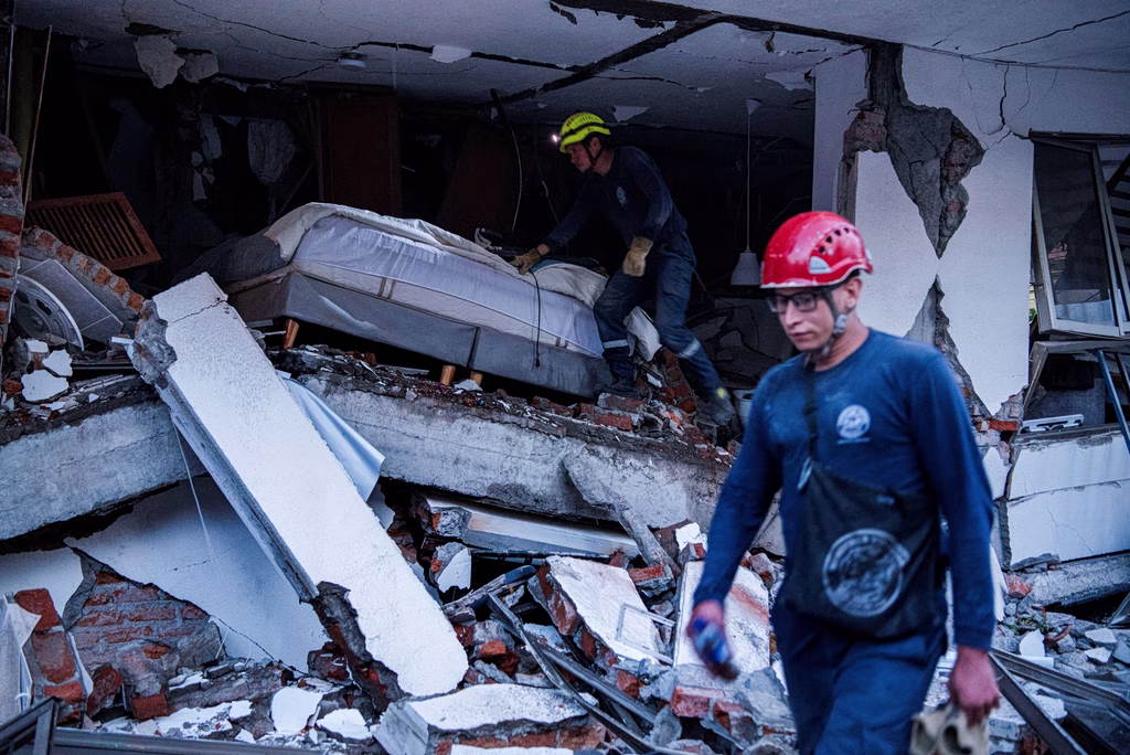 Κολομβία: Καρέ καρέ η συγκλονιστική διάσωση βρέφους από τα ερείπια του σεισμού
