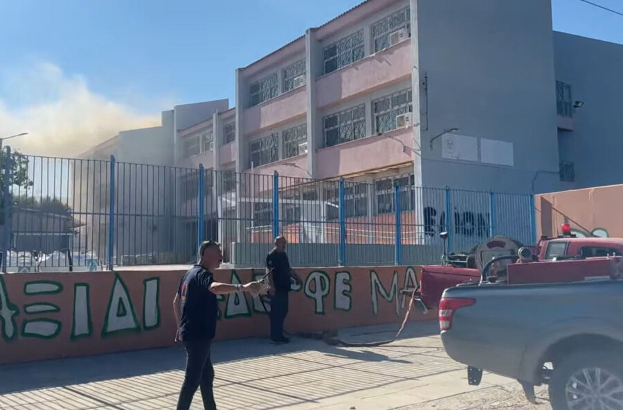 Φωτιά στο 1ο Γυμνάσιο Αρτέμιδας