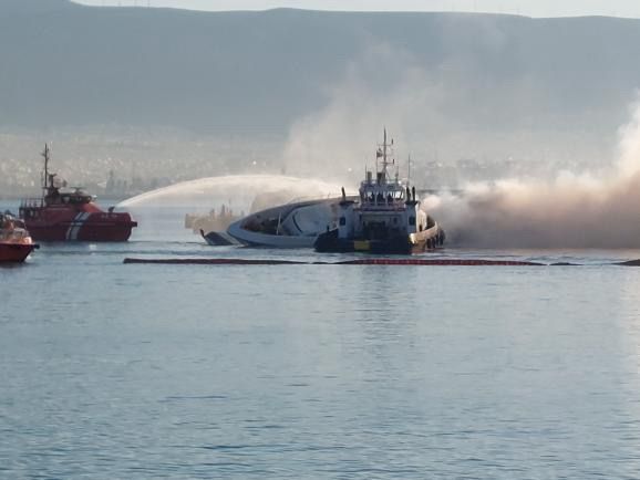 Φλεγόμενο πολεμικό πλοίο