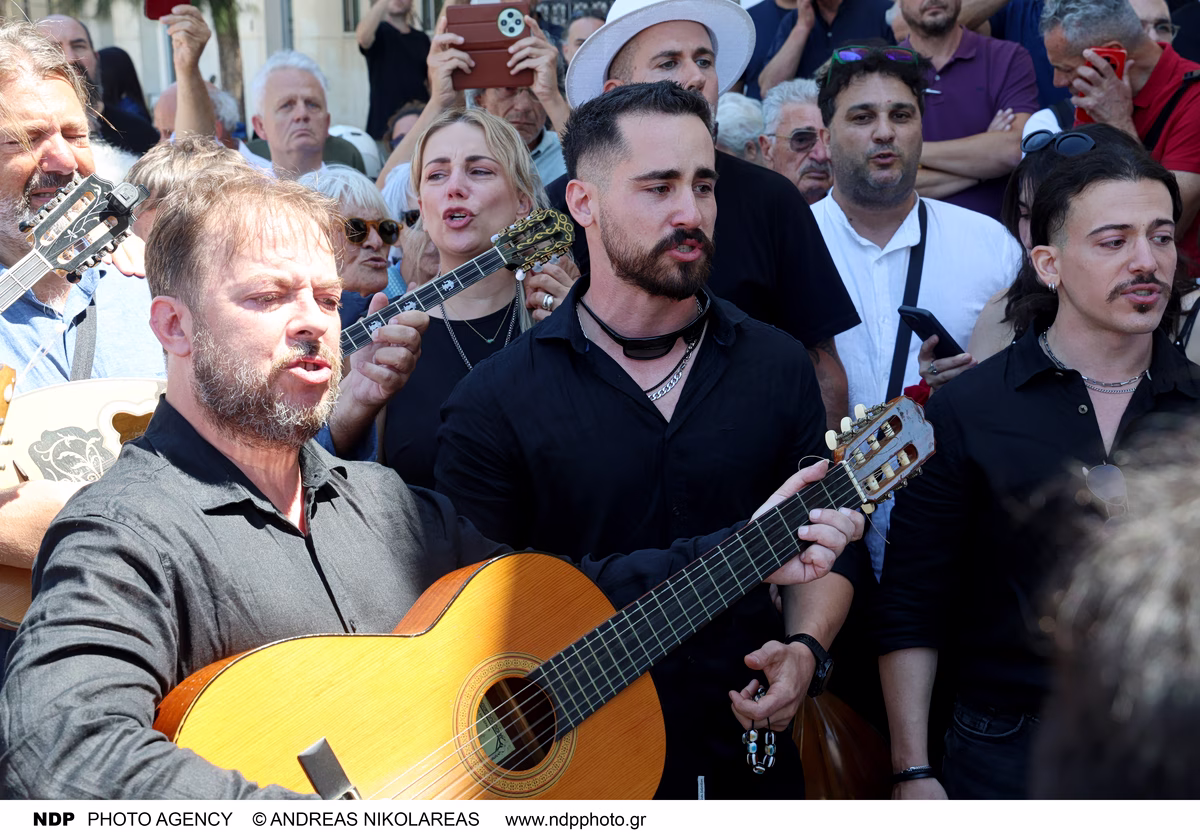 Νίκος Καλογερόπουλος: Με το τραγούδι «Καραϊσκάκης...», φίλοι, συγγενείς και συνάδελφοι τον αποχαιρέτησαν