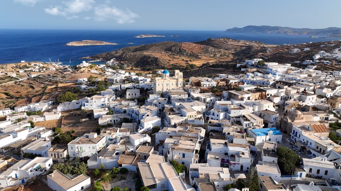 Κίμωλος:  Τι λέει ο δήμαρχος για τον θάνατο του 17χρονου – «Έπιασε το «τηλέφωνο» του μπάνιου και τελείωσε» λέει συγγενής