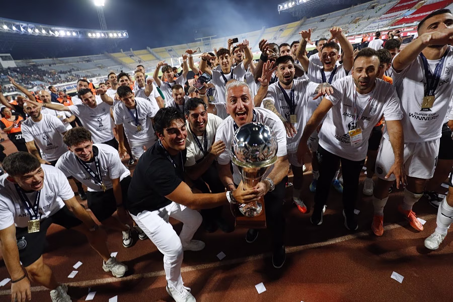 Η απονομή στον κάτοχο του Super Cup ΟΦΗ και οι πανηγυρισμοί των οπαδών του (vids)