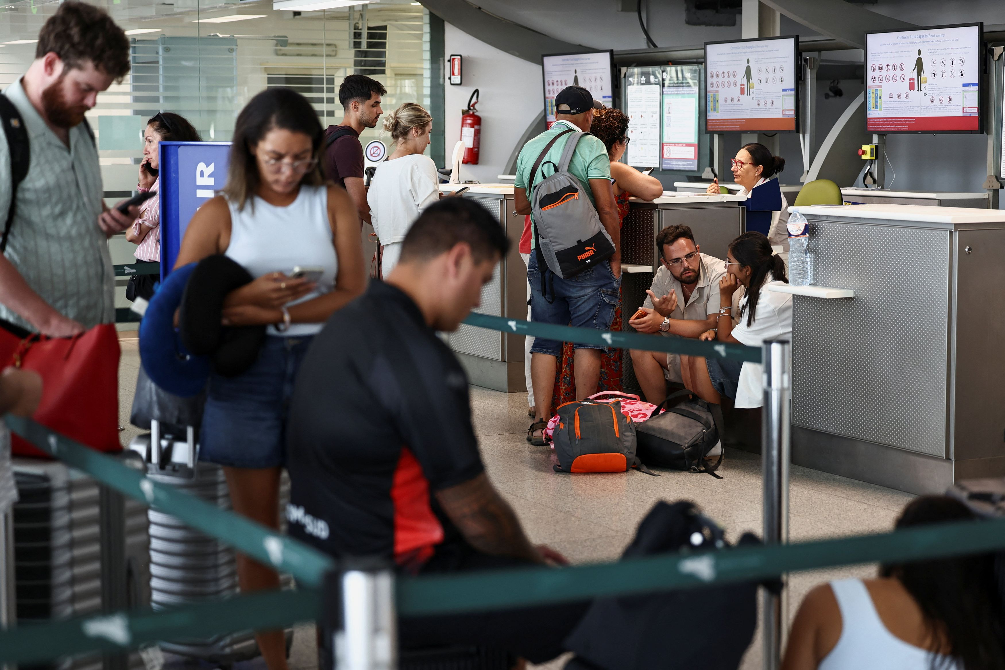 Εκρήξεις στην Αίτνα: Κλειστό παραμένει το αεροδρόμιο της Κατάνια - Εκατοντάδες ακυρώσεις πτήσεων