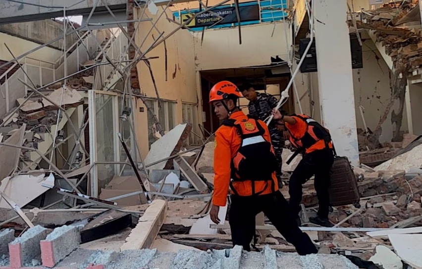Ισχυρός σεισμός 7,7 Ρίχτερ στην Ινδονησία – Kατέρρευσαν κτήρια, αναφορές για θύματα