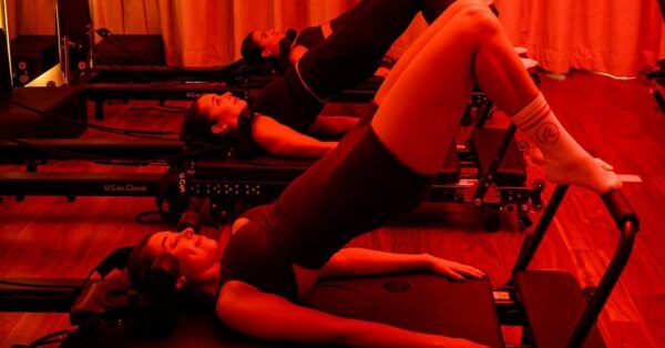 Red light workout: Η νέα wellness τάση που συνδυάζει άσκηση και φωτοθεραπεία