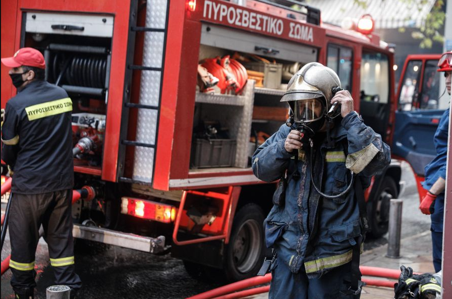 Αχαΐα: Στις φλόγες οικία στην περιοχή Μοιραίικα – Χωρίς τις αισθήσεις του ανασύρθηκε ένας άνδρας