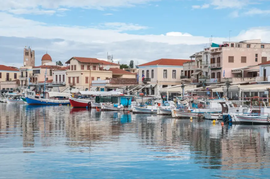 Σύγκρουση θαλαμηγού με ελλιμενισμένα σκάφη στην Αίγινα