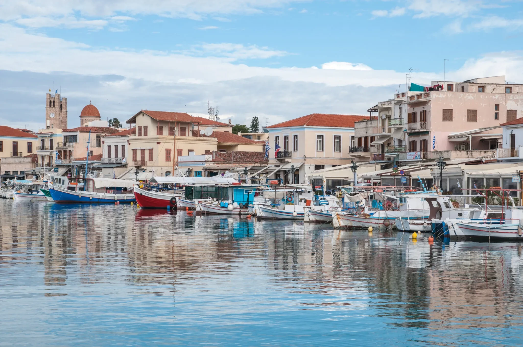 Σύγκρουση θαλαμηγού με ελλιμενισμένα σκάφη στην Αίγινα