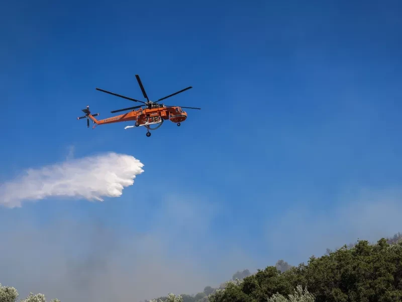 Φωτιά στη Σκύρο – Ενισχύονται οι δυνάμεις – Μήνυμα από το 112 για απομάκρυνση κατοίκων