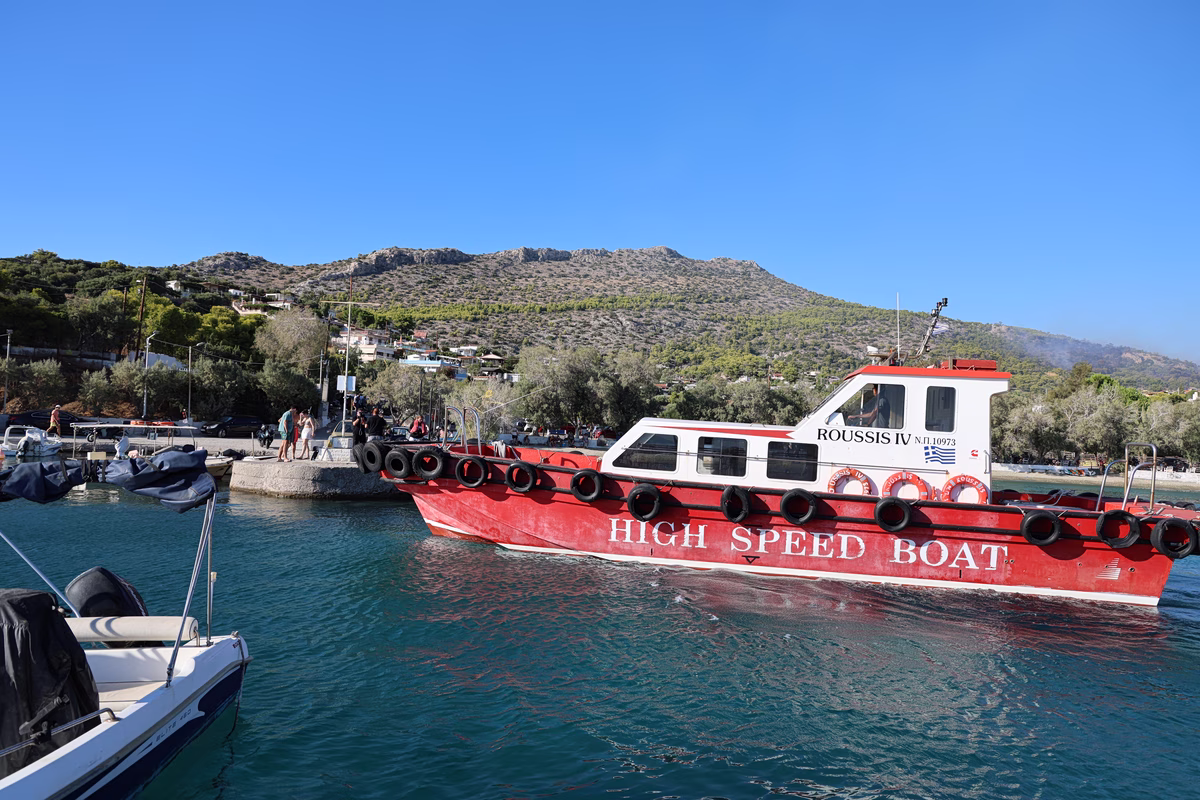 Σαλαμίνα: Εκατοντάδες άτομα απεγκλωβίστηκαν από παραλίες με πλωτά μέσα – Η ανάρτηση του Βασίλη Κικίλια