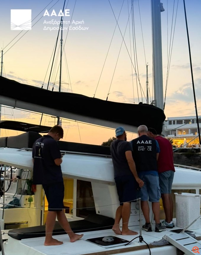 ΑΑΔΕ: Φοροδιαφυγή για 1 στα 2 τουριστικά σκάφη στην Σαντορίνη