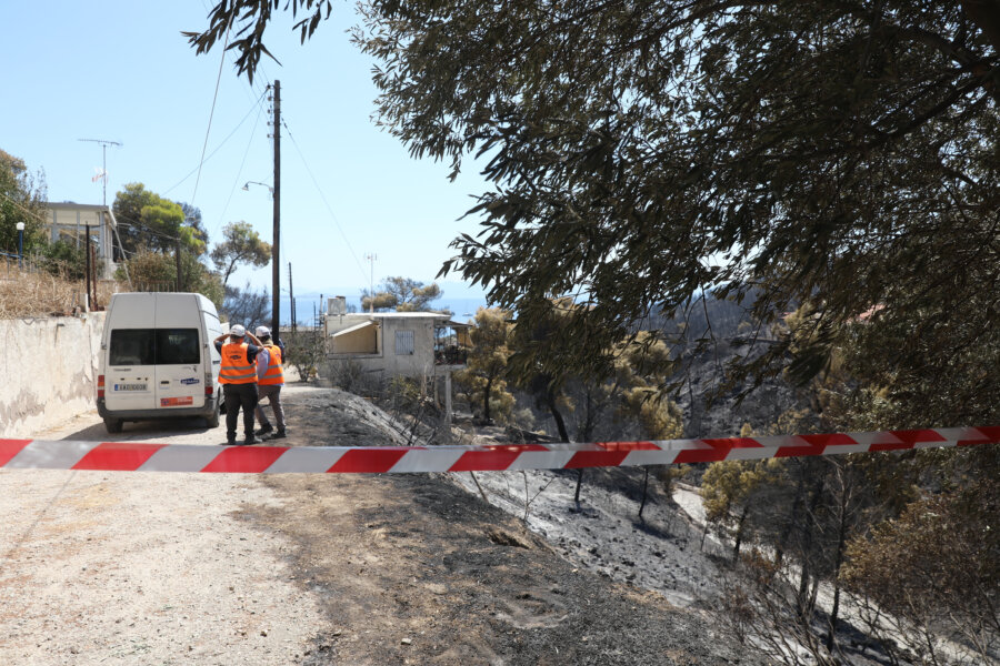 Σαλαμίνα: Ξεκινούν οι αυτοψίες για τα καμένα, προσαγωγή ύποπτης για εμπρησμό