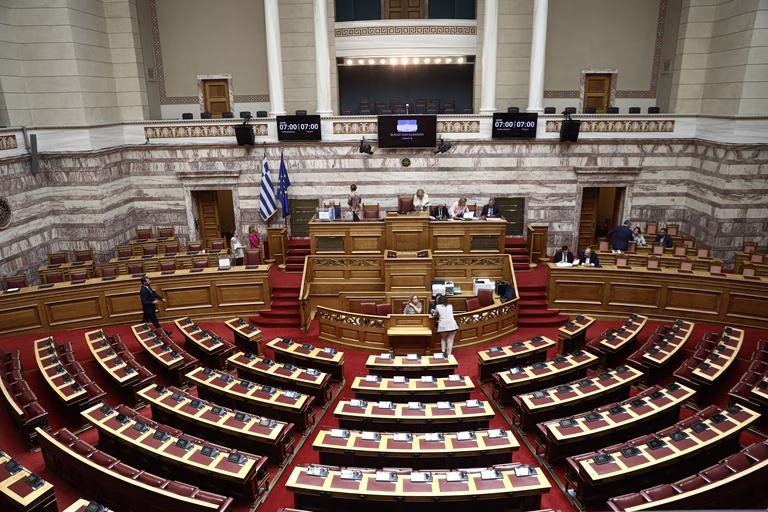 Ακρίβεια: Κρατικές παρεμβάσεις και αναδιανομή εισοδήματος, ζητά η αντιπολίτευση – «Εισαγόμενο το πρόβλημα», λέει η κυβέρνηση