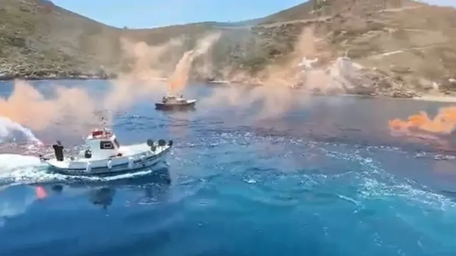 Οι Φούρνοι είπαν το τελευταίο «αντίο» στον δήμαρχο Δημήτρη Καρύδη με κόρνες πλοίων και καπνογόνα