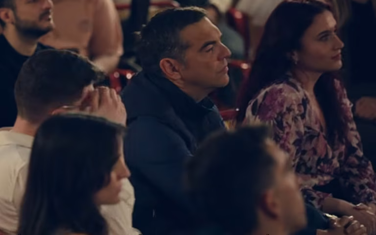 Η ελπίδα της ανατροπής – «Ηρθαμε για να σας ακούσουμε…», το μήνυμα Τρίπρα στους νέους που παίρνουν το λόγο στο πολιτικό ντοκιμαντέρ της ΕΛΑΣ
