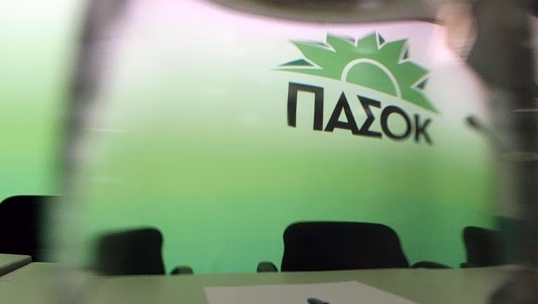Μετωπική ΠΑΣΟΚ με Πιερρακάκη: Απύθμενο το πολιτικό του θράσος - Εμείς κρατήσαμε τη χώρα στο ευρώ