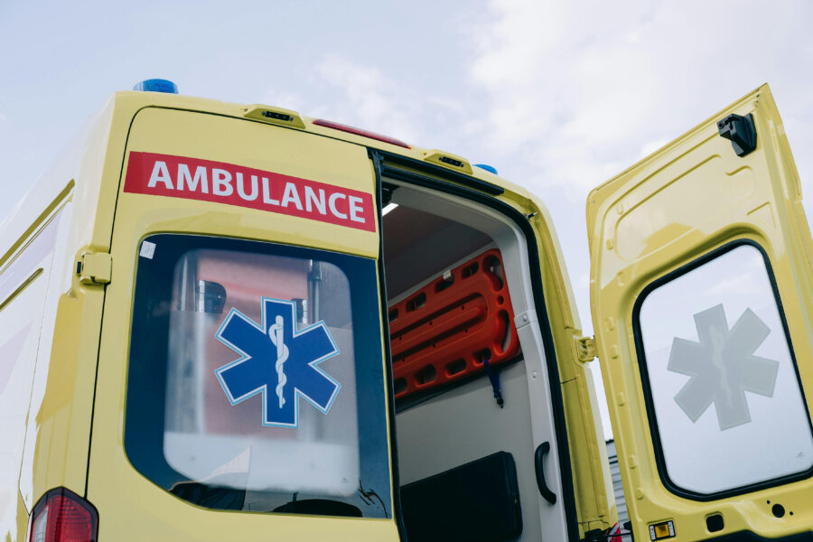 Σοβαρό τροχαίο στη Νάξο - Αυτοκίνητο εξετράπη της πορείας του, στο νοσοκομείο οι δύο επιβαίνοντες
