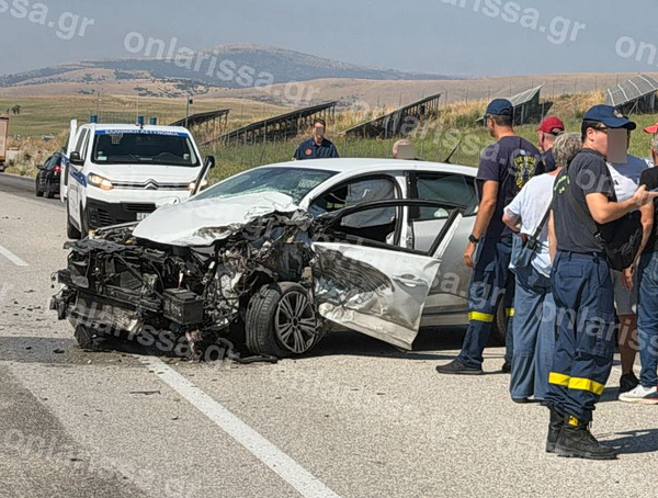 Λάρισα: Σε άμορφη μάζα σιδερικών μετατράπηκε αυτοκίνητο μετά τη σύγκρουση με φορτηγό - Δείτε εικόνες