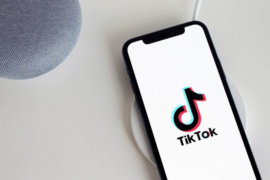Λογότυπο TikTok σε smartphone