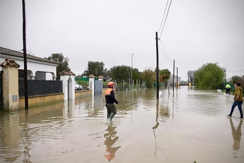 Σφοδρή κακοκαιρία στην Ισπανία: Πλημμύρες, τραυματίες και εκκένωση κάμπινγκ