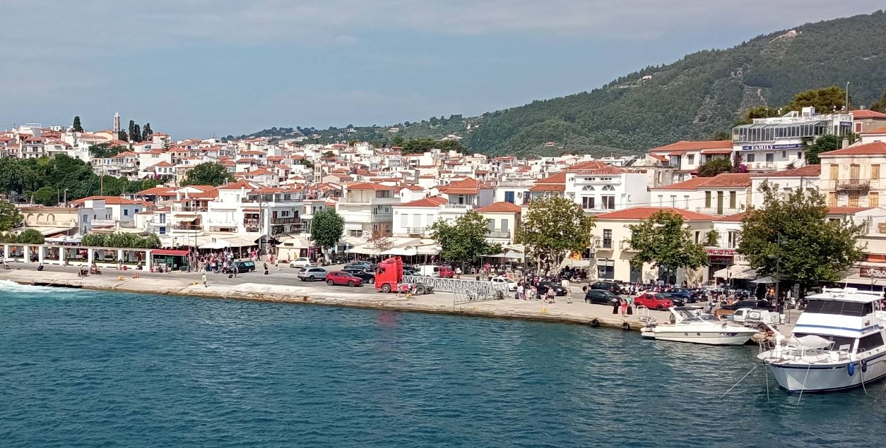 Σκιάθος: Πρόσκρουση επιβατηγού πλοίου σε θαλάσσιο ταξί στο λιμάνι - Απαγόρευση απόπλου και στα δύο πλοία